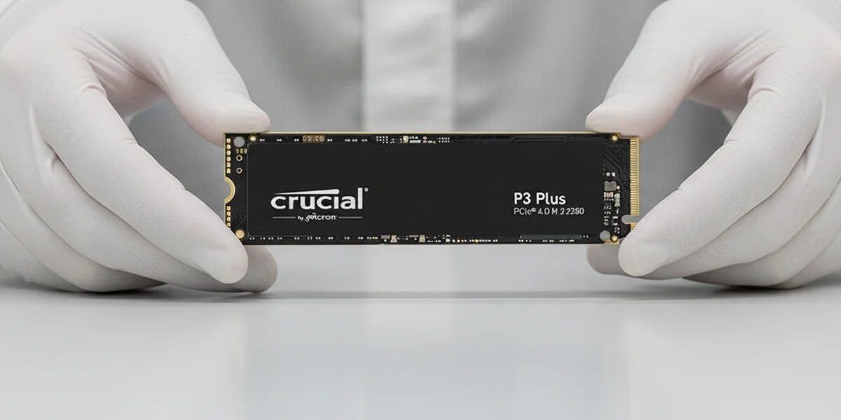 crucial-p3-plus-veri-kurtarma-gzmfpv Beyaz eldivenli eller arasında tutulan Crucial P3 Plus NVMe M.2 SSD