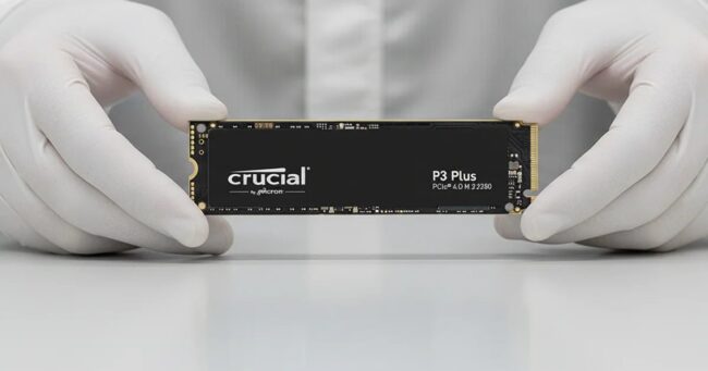 Beyaz eldivenli eller arasında tutulan Crucial P3 Plus NVMe M.2 SSD