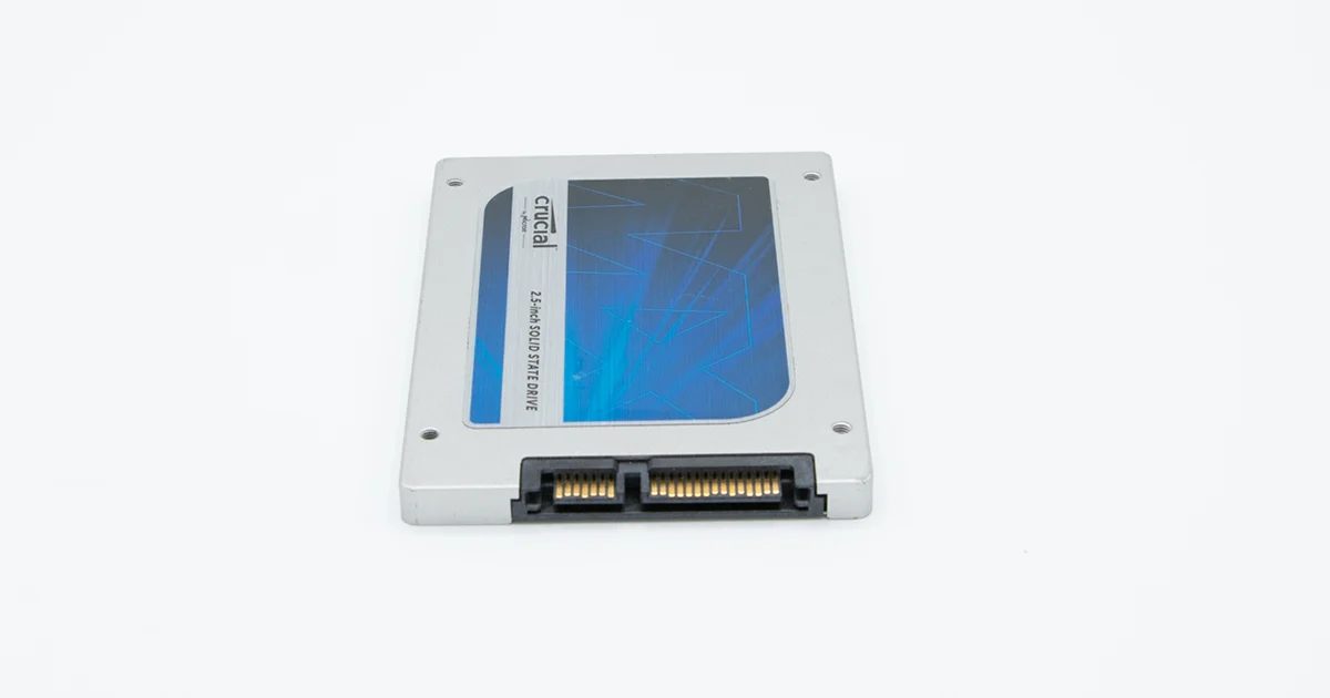 SATA bağlantı noktası görünen Crucial 2.5 inç SSD