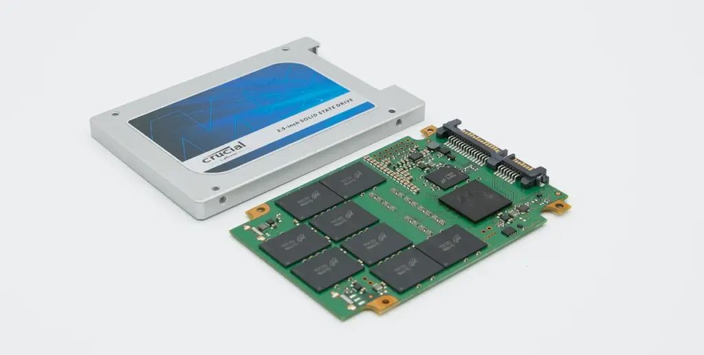 Kasasından çıkarılmış Crucial SSD elektronik kartı ve NAND bellek çipleri