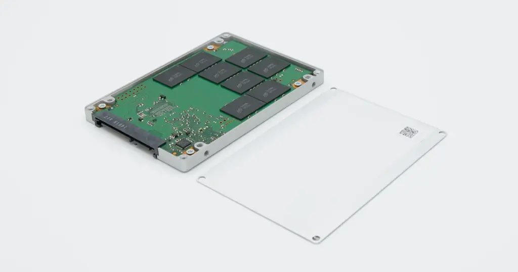Kapağı açılmış Crucial SSD içindeki elektronik kart ve NAND çipleri