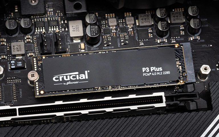 Anakart üzerindeki M.2 yuvasına takılı Crucial P3 Plus NVMe SSD