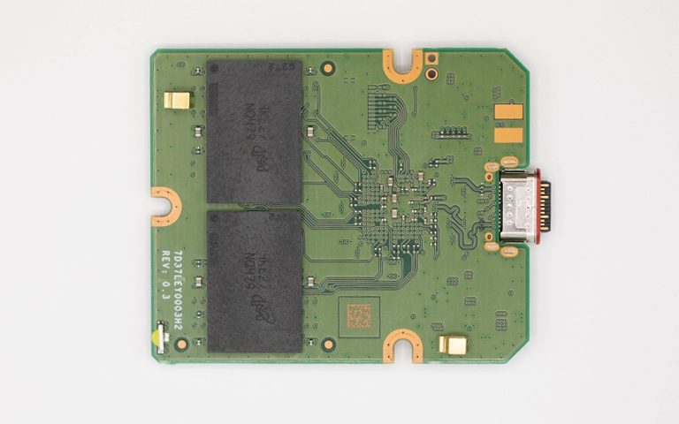 Crucial X9 Pro iç kartı, iki NAND bellek çipi ve USB-C konnektörü