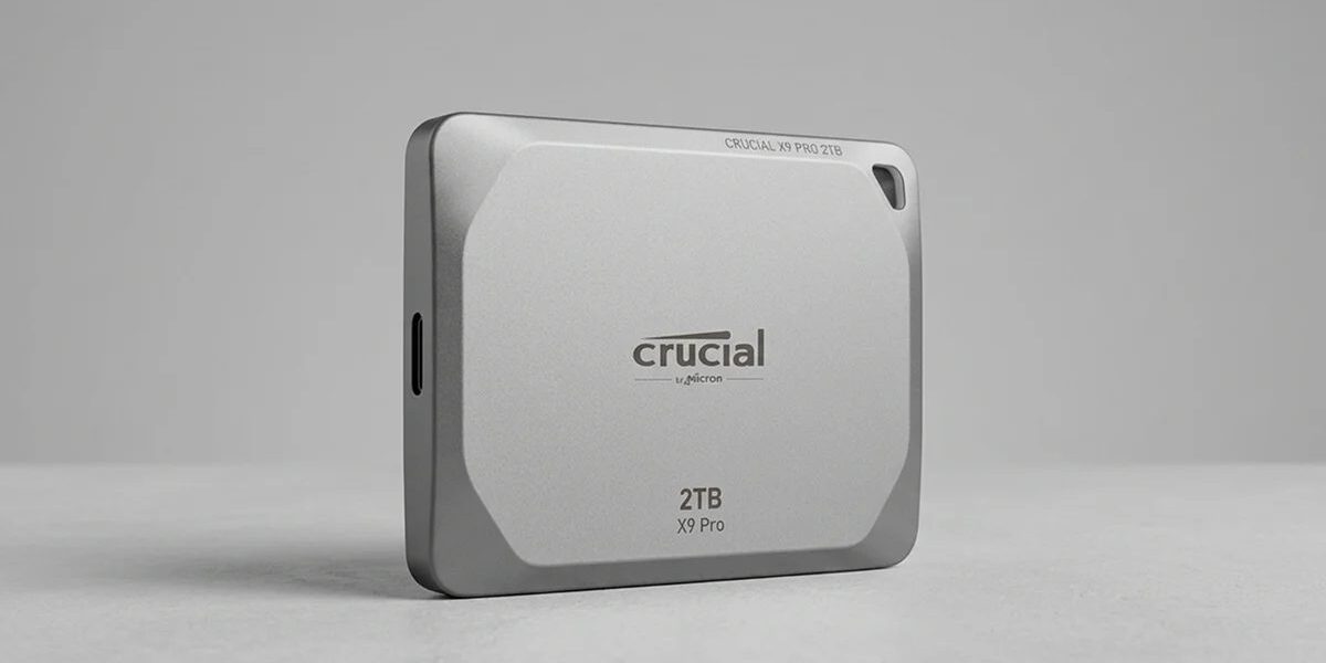 crucial-x9-pro-veri-kurtarma-usb-c-eq6lh2 Gri zemin üzerinde duran Crucial X9 Pro 2TB taşınabilir SSD