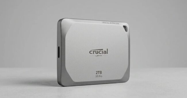 Gri zemin üzerinde duran Crucial X9 Pro 2TB taşınabilir SSD