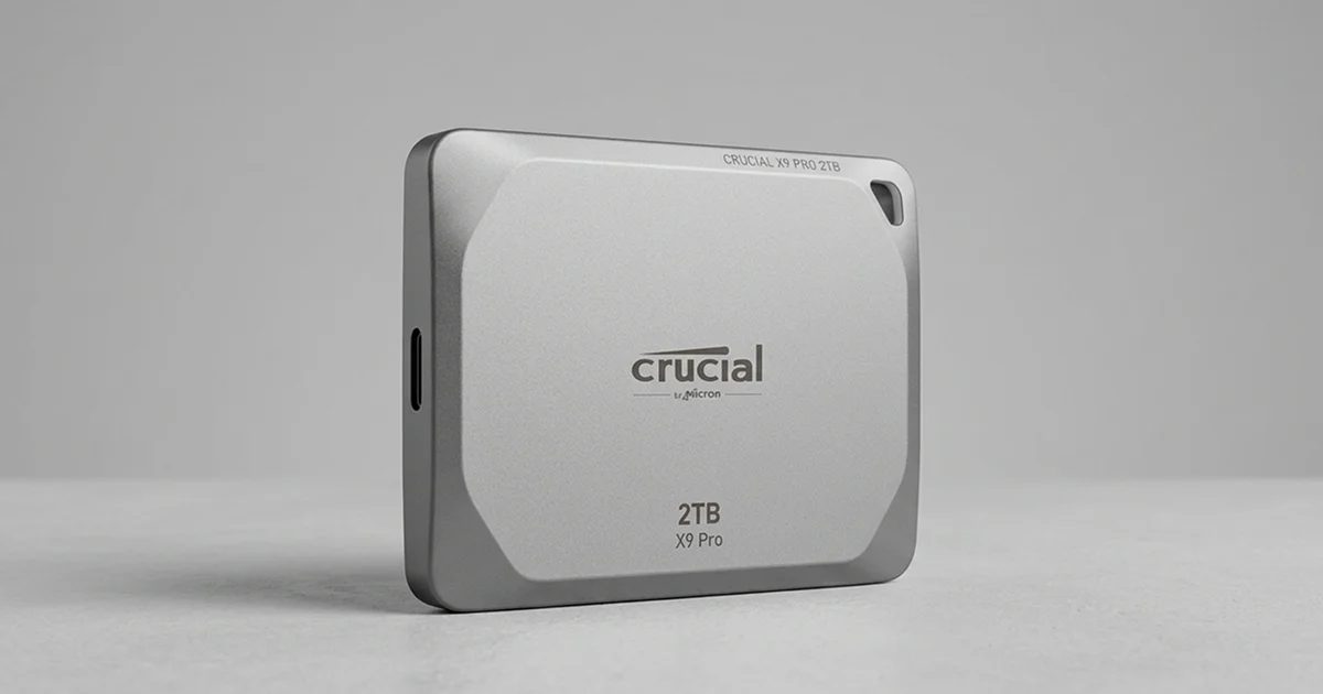 Gri zemin üzerinde duran Crucial X9 Pro 2TB taşınabilir SSD
