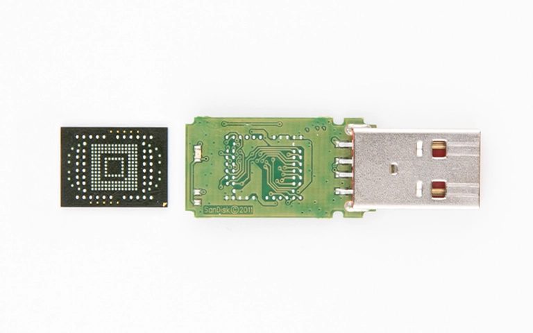 USB bellek elektronik kartı ve yanında karttan ayrılmış bir çip