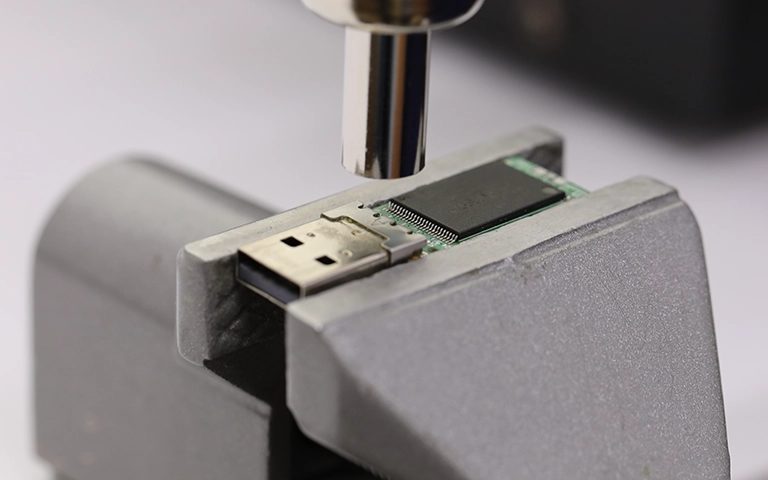 Mengeneye sabitlenmiş USB bellek kartı üzerinde hassas işlem