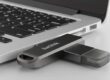 Dizüstü bilgisayarın USB-C bağlantı noktasına takılı SanDisk iXpand Luxe USB bellek