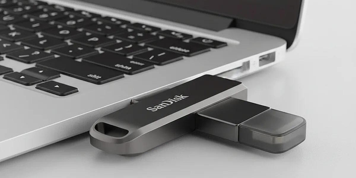 formatlanan-usb-bellek-veri-kurtarma-sandisk-dyabqz Dizüstü bilgisayarın USB-C bağlantı noktasına takılı SanDisk iXpand Luxe USB bellek