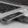 Dizüstü bilgisayarın USB-C bağlantı noktasına takılı SanDisk iXpand Luxe USB bellek