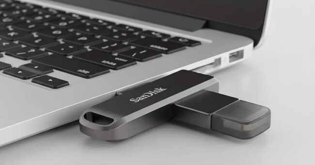 Dizüstü bilgisayarın USB-C bağlantı noktasına takılı SanDisk iXpand Luxe USB bellek