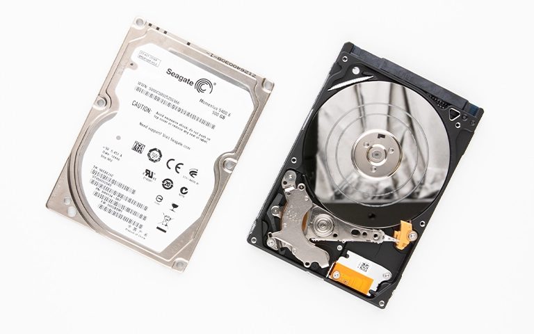 Seagate Momentus 2.5 inç dizüstü diskinin etiketli kapağı ve yanında iç yapısı açık disk