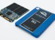 Kasasından çıkarılmış hasarlı SSD devre kartı, NAND çipleri ve mavi 2.5 inç SSD kasası
