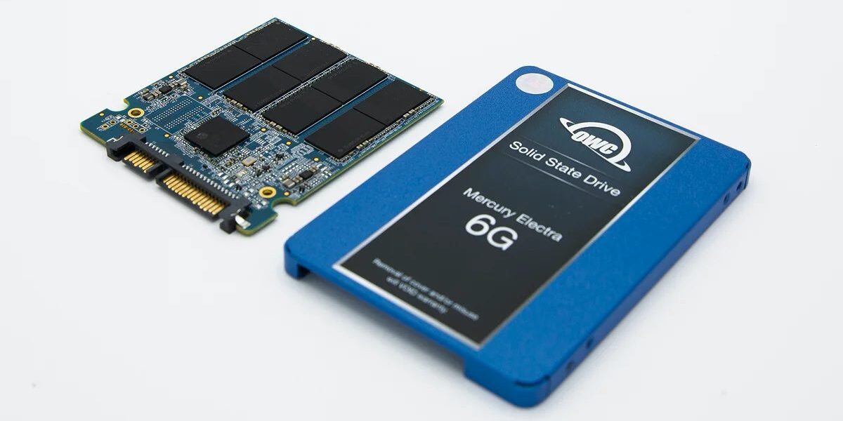 hasarli-ssd-veri-kurtarma-adv2hb Kasasından çıkarılmış hasarlı SSD devre kartı, NAND çipleri ve mavi 2.5 inç SSD kasası