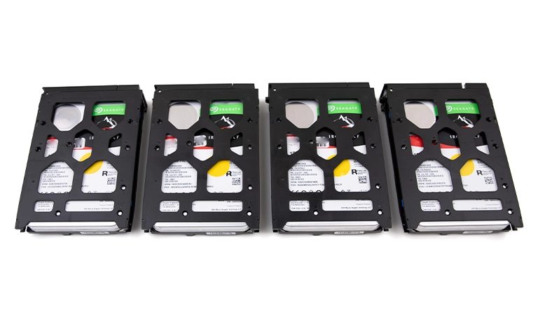 NAS kızaklarına takılı dört adet 3.5 inç Seagate sabit disk