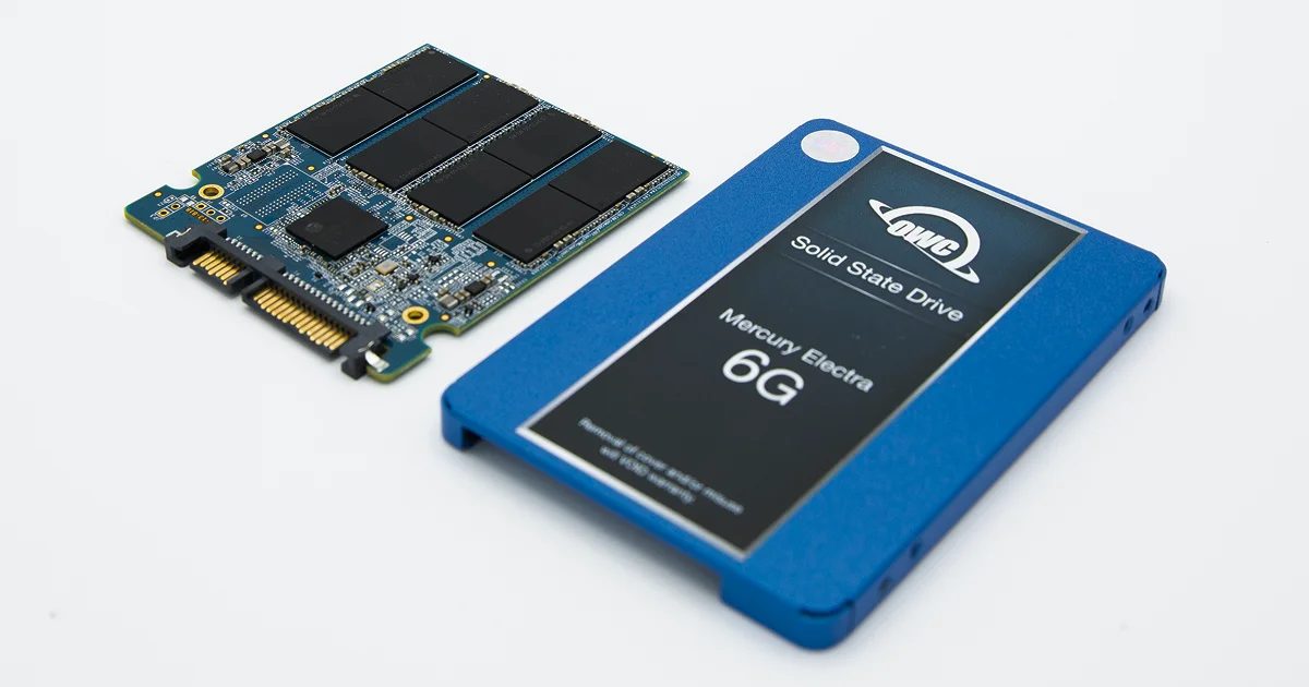 Kasasından çıkarılmış 2.5 inç SATA SSD devre kartı ve mavi SSD kasası