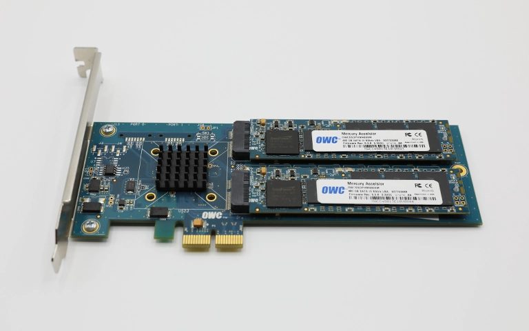 PCIe adaptör kartına takılı iki adet SSD modülü