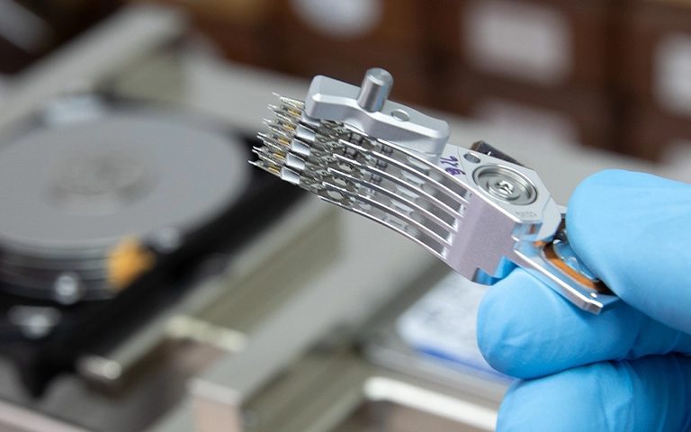 Temiz odada eldivenli elde tutulan hard disk okuma-yazma kafa grubu