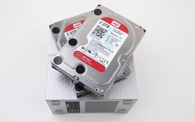NAS cihazının üzerinde duran 2TB WD Red NAS hard diskleri