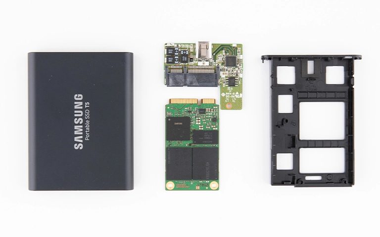 Parçalarına ayrılmış Samsung Portable SSD T5: kasa, USB köprü kartı, mSATA SSD ve iç taşıyıcı