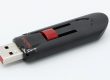Beyaz zemin üzerinde siyah-kırmızı sürgülü SanDisk USB bellek