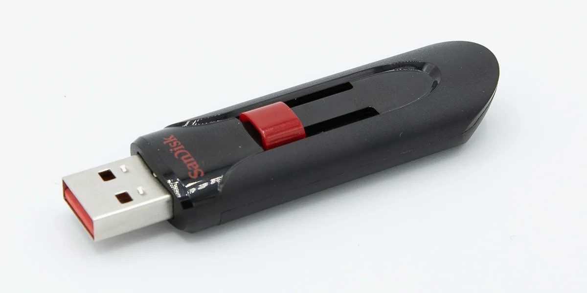 sandisk-usb-bellek-veri-kurtarma-sifreli-u6mxal Beyaz zemin üzerinde siyah-kırmızı sürgülü SanDisk USB bellek