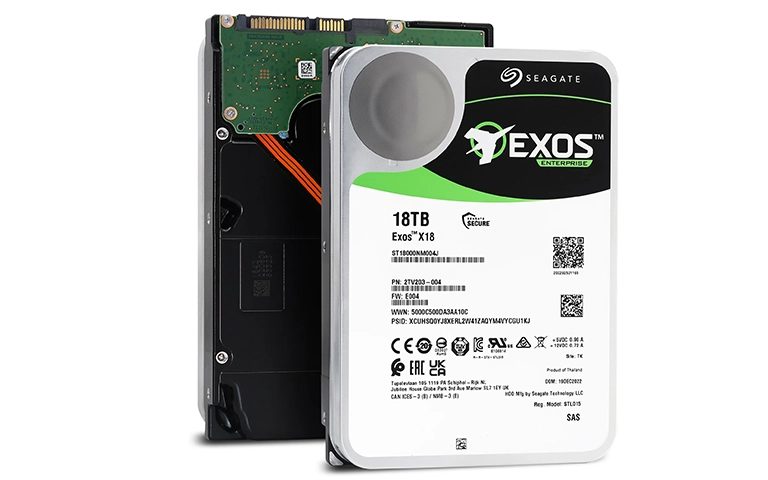 Seagate Exos X18 18TB kurumsal helyumlu sabit diskin ön etiketi ve arka elektronik kartı