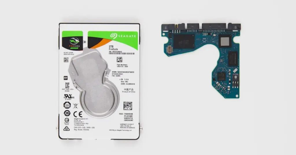 Seagate FireCuda disk ve yanında sökülmüş elektronik kartı