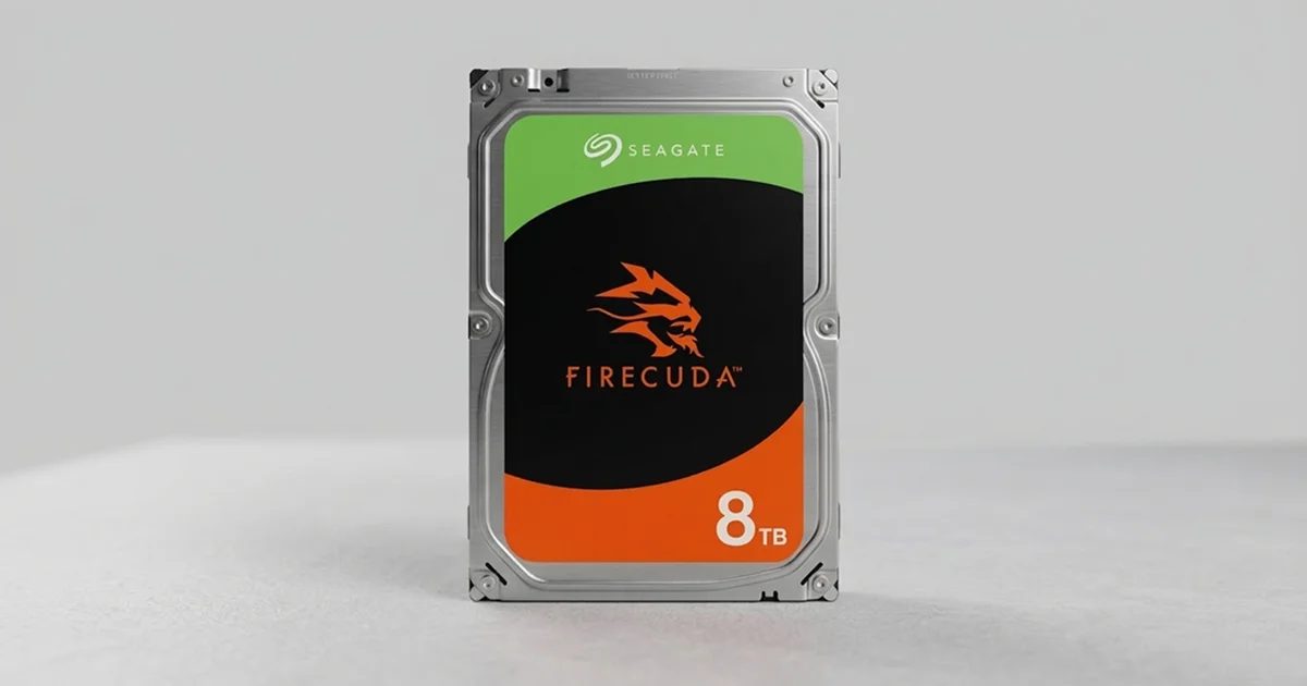 Ön yüzünde FireCuda etiketi bulunan 8TB Seagate 3.5 inç disk