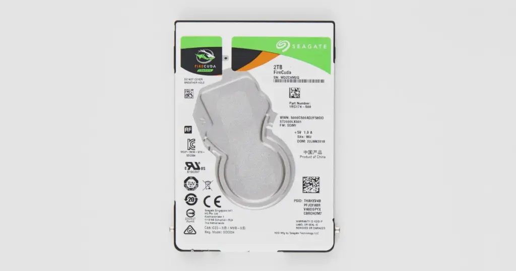 Etiket yüzü görünen 2TB 2.5 inç Seagate FireCuda disk