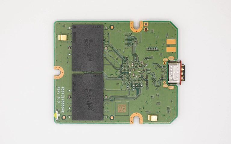 USB-C konnektörlü SSD devre kartı üzerinde iki NAND bellek çipi