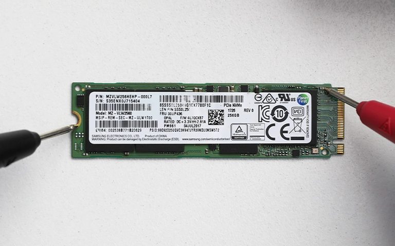 Ölçü aleti probları ile incelenen M.2 NVMe SSD kartı