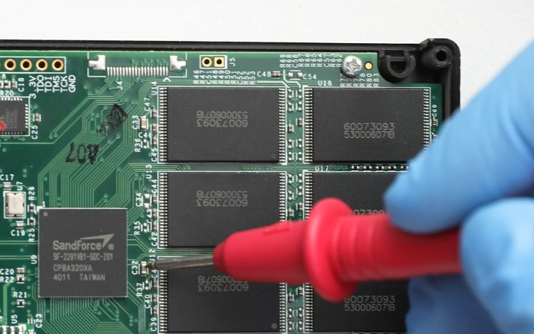 SSD kartındaki NAND çiplerinin ölçüm probuyla test edilmesi