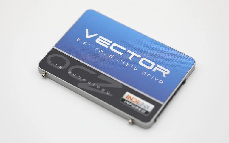 Gri ve mavi kasalı 2.5 inç OCZ Vector SATA SSD