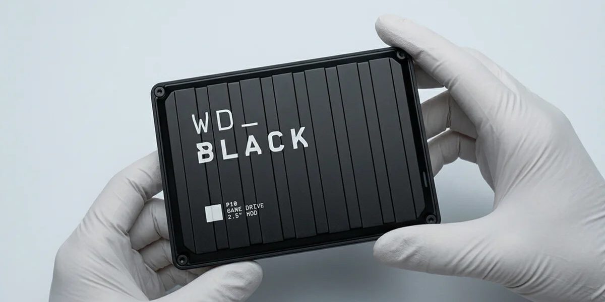 wd-black-p10-veri-kurtarma-pgyp3k Laboratuvarda eldivenli ellerde tutulan WD Black P10 Game Drive harici oyun diski