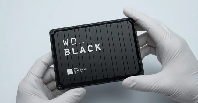 Laboratuvarda eldivenli ellerde tutulan WD Black P10 Game Drive harici oyun diski