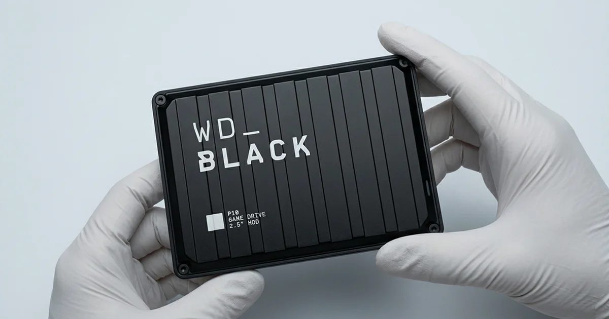 Laboratuvarda eldivenli ellerde tutulan WD Black P10 Game Drive harici oyun diski