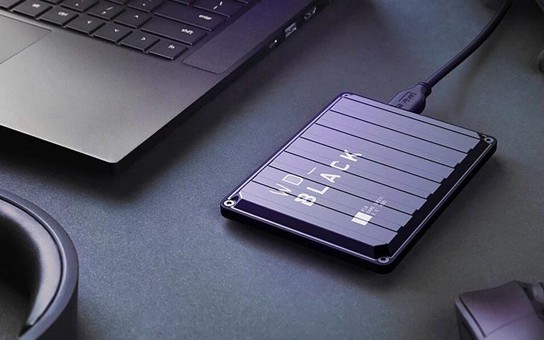 Masada dizüstü bilgisayara USB kabloyla bağlı WD Black P10 oyun diski