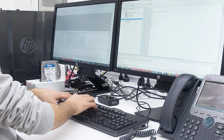 Veri kurtarma mühendisinin bağlı hard diskten alınan imaj üzerinde çalıştığı bilgisayar başı